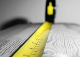 A tape measure measuring out some wood