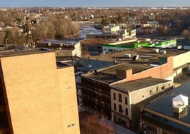 Realtor live streams locking himself on roof to raise money