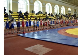 A group of wrestlers at a mat