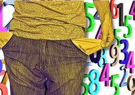 man with empty pockets in front of a number background to convey lead-generation metrics