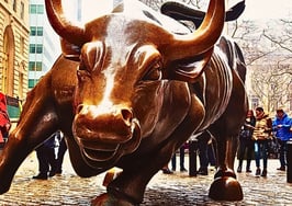 picture of Wall Street bull statue, showing the role the market plays in retirement for real estate agents