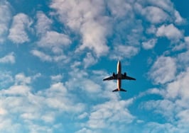 Commercial airplane in flight, illustrating story about a real estate agent restrained on a flight