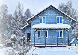 An image of a house covered in snow to represent Year-end homebuying.