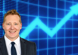 Kyle Crawford in front of an upward trending chart to signify mortgage rate objections.