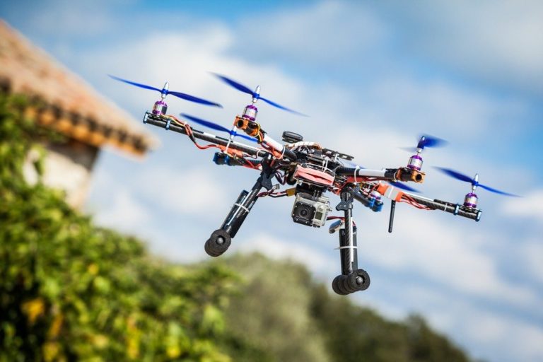 Judge throws out FAA's ban on commercial use of small drones