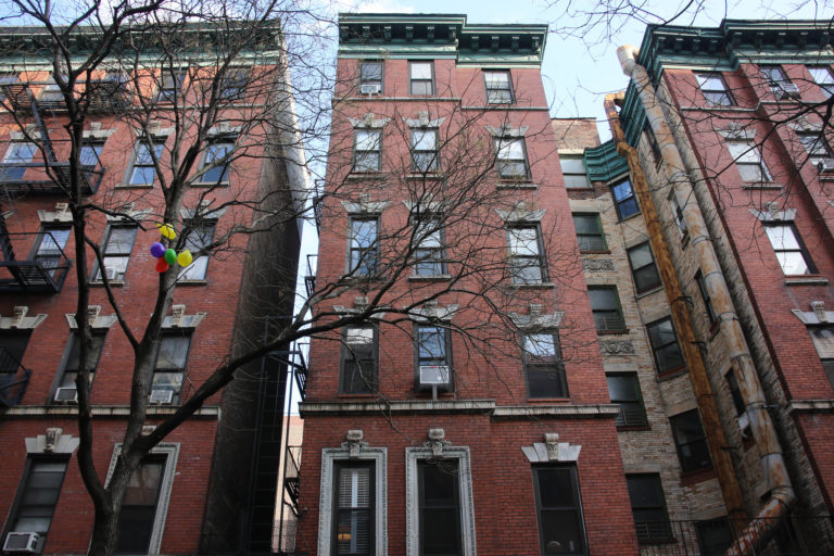 Number of apartment sales in Manhattan drops while prices rise, report shows