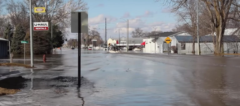 Historic Midwest floods kill 3, destroy hundreds of homes