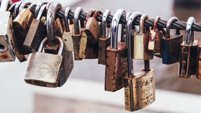 Economists say consumers should lock in low mortgage rates now