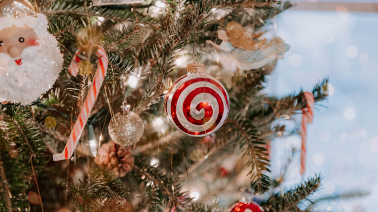 5 simple ways to stage your listing for the holidays