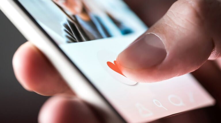 3 steps for branding yourself as the local expert on Instagram