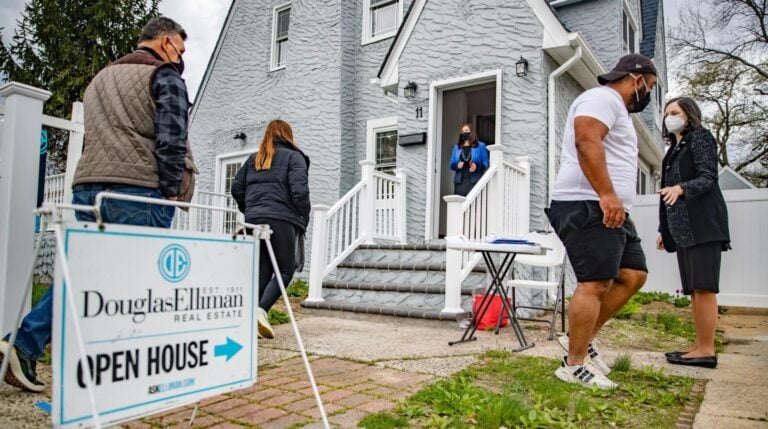 US home sales tally biggest drop since start of pandemic