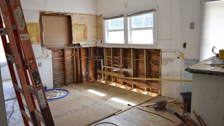 Home flipping dipped last quarter despite jump in profits