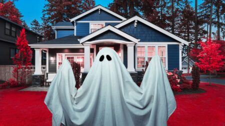 An image of a ghost in front of a house to signify real estate agents getting ghosted.