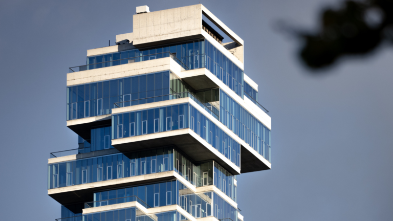Manhattan luxury-condo sellers are giving in to buyer demands