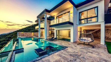 A picture of a pool outside of a mansion to represent the LA mansion tax failure.