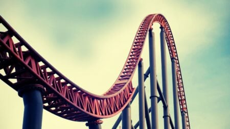 Roller coaster track at a small dip, illustrating a possible dip in mortgage rates after the September jobs report
