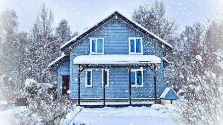 An image of a house covered in snow to represent Year-end homebuying.